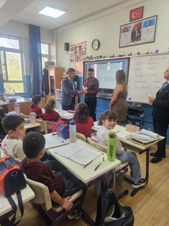 TAKDİR TOPLAYAN DAVRANIŞ: HEDİYE KABUL ETMEYEN ÖĞRETMENLERİNİN ADINA TEKERLEKLİ SANDALYE DESTEĞİNDE BULUNDULAR