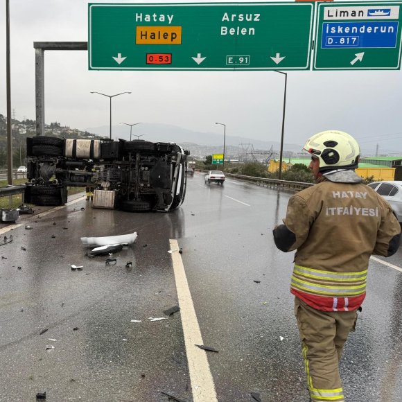 İSKENDERUN’DA DEVRİLEN TIRIN SÜRÜCÜSÜ YARALANDI