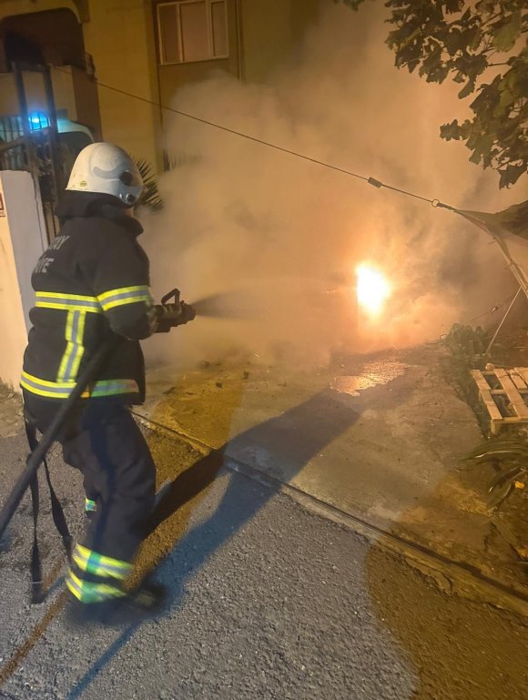 PARK HALİNDEKİ OTOMOBİL ALEVLERE TESLİM OLDU