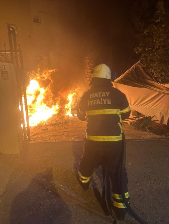 PARK HALİNDEKİ OTOMOBİL ALEVLERE TESLİM OLDU