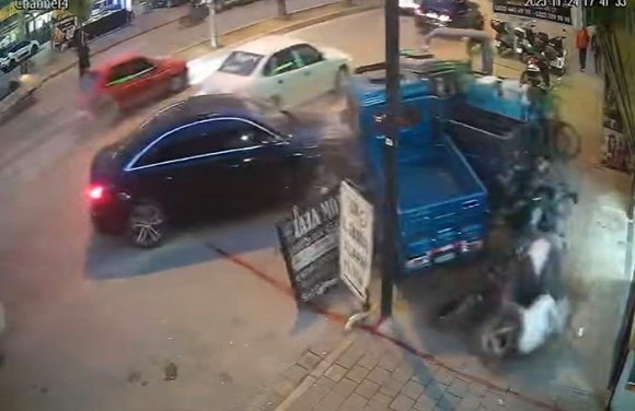 ADANA’DA KAZA ANI HEM GÜVENLİK KAMERASINA HEM DE ARAÇ KAMERASINA YANSIDI