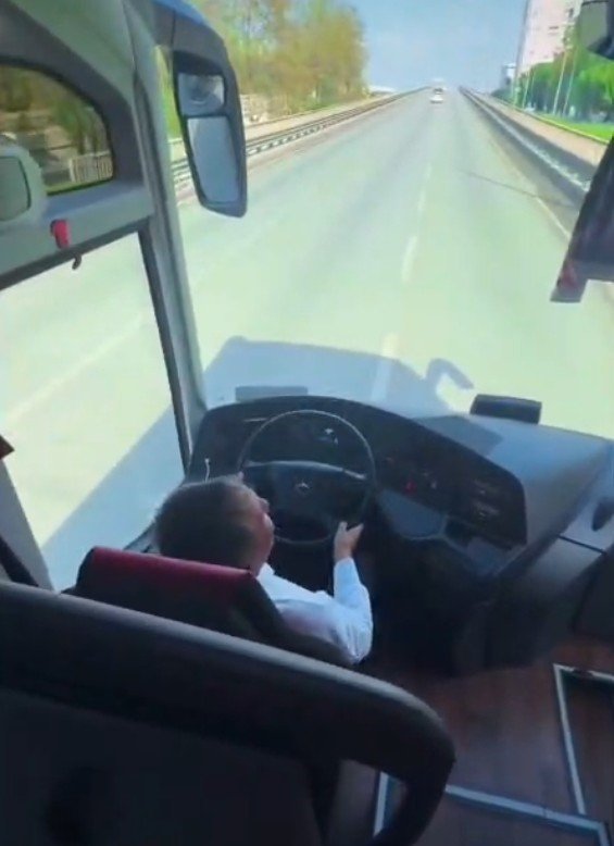 TARAFTARLARI DEPLASMANA GÖTÜREN ŞOFÖR ARAÇ SEYİR HALİNDEYKEN AYAĞA KALKIP OYNADI