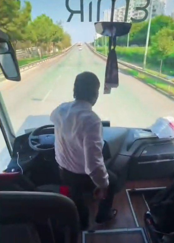 TARAFTARLARI DEPLASMANA GÖTÜREN ŞOFÖR ARAÇ SEYİR HALİNDEYKEN AYAĞA KALKIP OYNADI