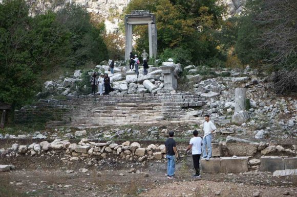 TERMESSOS’TA İLK KAZIDA DANS EDEN KADINLAR MEZARI, ANTİOCHİS’İN ANIT MEZARI VE FİGÜRLÜ LAHİT PARÇALARI ORTAYA ÇIKARILDI