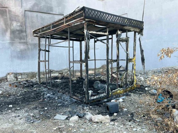 ALEVLERE TESLİM OLAN TAKSİ KULÜBESİNDEN GERİYE HURDA YIĞINI KALDI