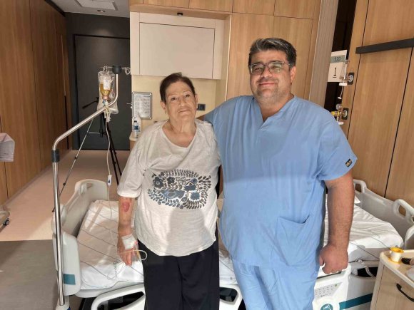 YAŞLI KADIN OMURGA KIRIĞI AMELİYATI SONRASI YENİDEN YÜRÜMEYE BAŞLADI