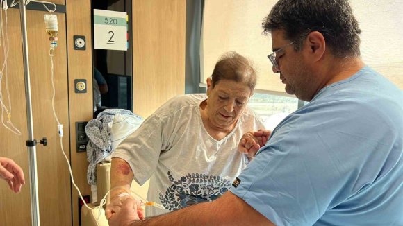 YAŞLI KADIN OMURGA KIRIĞI AMELİYATI SONRASI YENİDEN YÜRÜMEYE BAŞLADI