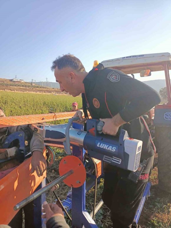 HORTUM SARMA MAKİNESİNE KOLU SIKIŞAN İŞÇİ KURTARILDI