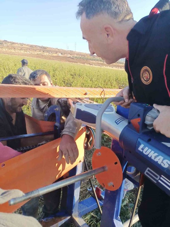 HORTUM SARMA MAKİNESİNE KOLU SIKIŞAN İŞÇİ KURTARILDI