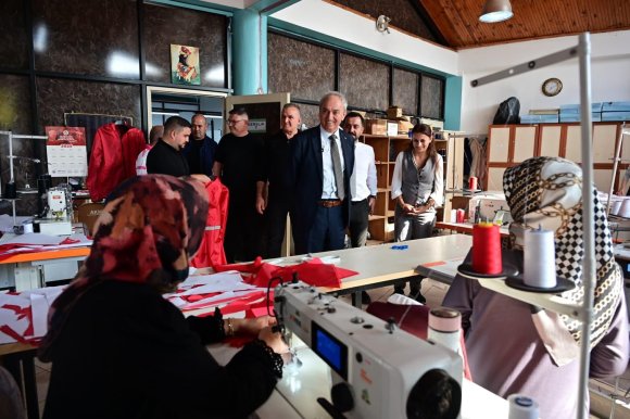 BAŞKAN KOCAGÖZ KADIN EMEĞİYLE ÜRETİLEN YAĞMURLUKLARI BİZZAT TEST ETTİ