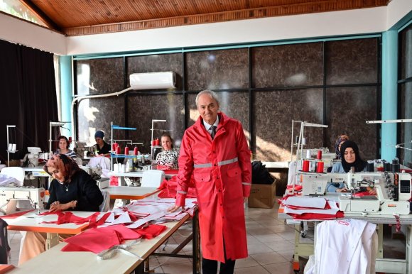 BAŞKAN KOCAGÖZ KADIN EMEĞİYLE ÜRETİLEN YAĞMURLUKLARI BİZZAT TEST ETTİ