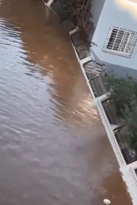 SU BASAN SİTENİN İSTİNAT DUVARI YIKILDI