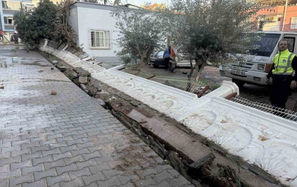 SU BASAN SİTENİN İSTİNAT DUVARI YIKILDI