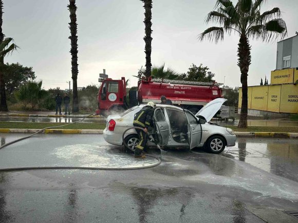 ANTALYA’DA SEYİR HALİNDEKİ OTOMOBİL BİR ANDA ALEV TOPUNA DÖNDÜ, SÜRÜCÜ KENDİNİ DIŞARIYA ATTI