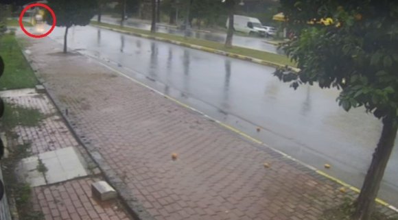 ANTALYA’DA SEYİR HALİNDEKİ OTOMOBİL BİR ANDA ALEV TOPUNA DÖNDÜ, SÜRÜCÜ KENDİNİ DIŞARIYA ATTI