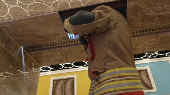 HATAY’DA DUVAR BOŞLUĞUNA SIKIŞAN KEDİ İTFAİYE EKİPLERİNCE KURTARILDI