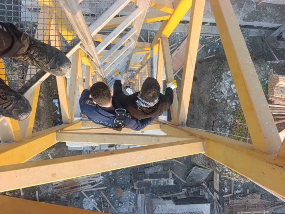 ÇALIŞTIĞI ESNADA RAHATSIZLANAN KULE VİNÇ OPERATÖRÜ OPERASYONLA KURTARILDI