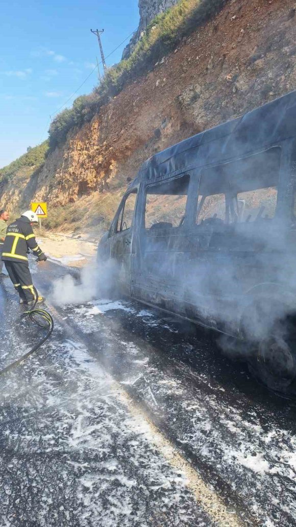 ALEVLERE TESLİM OLAN MİNİBÜS KULLANILMAZ HALE GELDİ