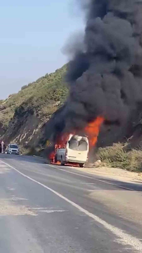 ALEVLERE TESLİM OLAN MİNİBÜS KULLANILMAZ HALE GELDİ