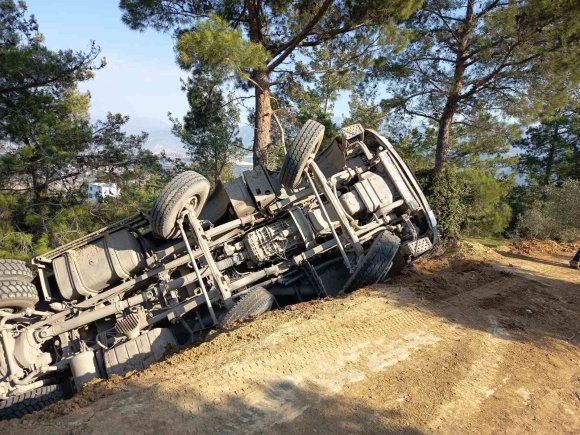 TOPRAK YOLDA UÇURUMA YUVARLANAN HAFRİYAT KAMYONUNUN SÜRÜCÜSÜ YARALANDI