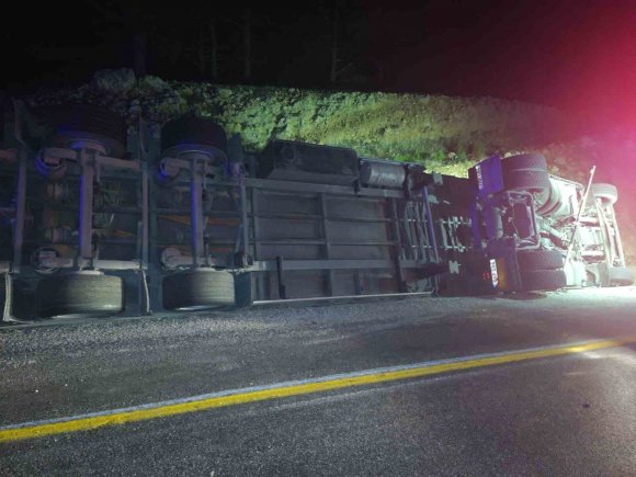 DEVRİLEN TIRIN SÜRÜCÜSÜ HAYATINI KAYBETTİ