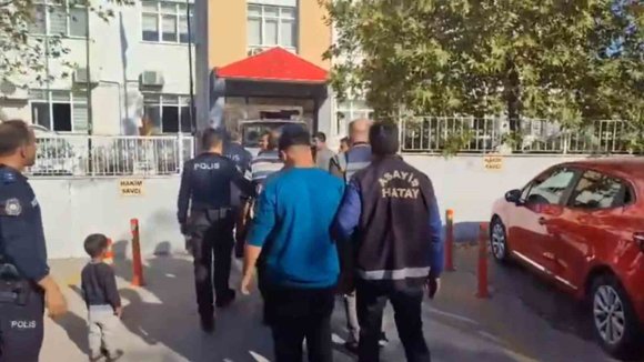 ERZİN’DE BIÇAKLI KAVGANIN ŞÜPHELİSİ 3 KİŞİ TUTUKLANDI