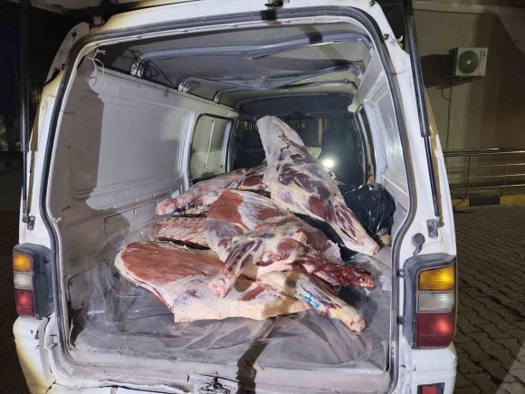 MİNİBÜSTE MENŞEİ BELİRSİZ 1 TON KIRMIZI ET ELE GEÇİRİLDİ