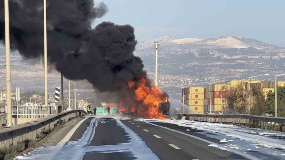 MAZOT YÜKLÜ TANKER ALEV ALEV YANDI, GÖKYÜZÜNÜ KARA DUMANLAR KAPLADI