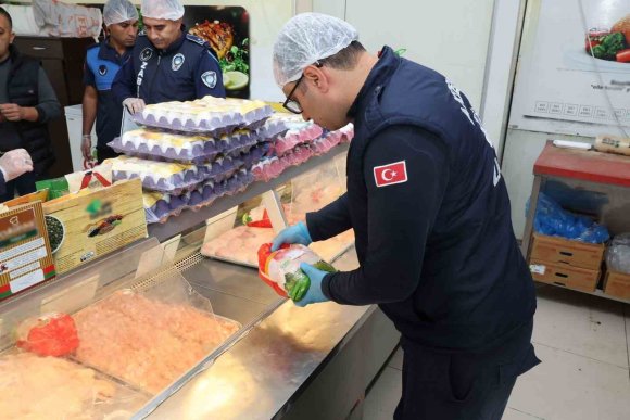 MERSİN’DE YEMEK İMALATI YAPAN İŞLETMELER DENETLENDİ
