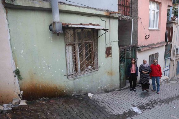 TEK ODALI EVDE HAYAT MÜCADELESİ VEREN MERYEM’İN TEK HAYALİ MAVİ BOYALI BİR ODA