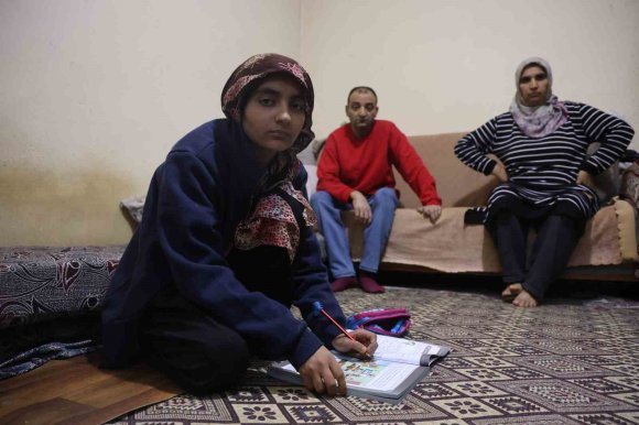 TEK ODALI EVDE HAYAT MÜCADELESİ VEREN MERYEM’İN TEK HAYALİ MAVİ BOYALI BİR ODA