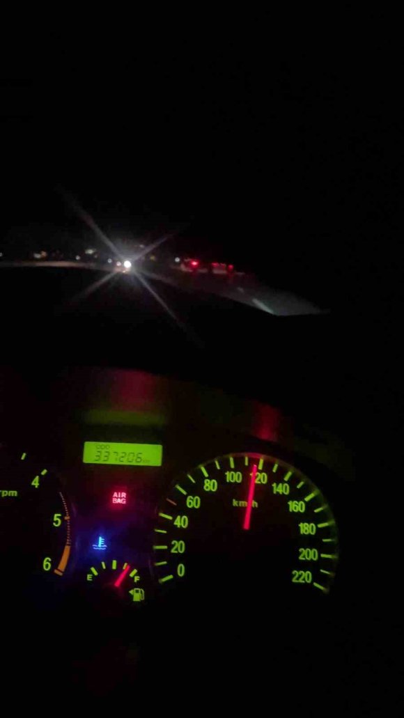 TRAFİKTE 100’Ü BULAN HIZLA YARIŞAN KAMYONLARIN O ANLARI KAMERADA