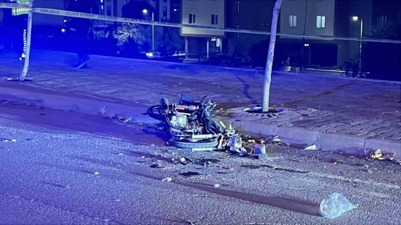 POLİSTEN KAÇAN MOTOSİKLET, PARK HALİNDEKİ KAMYONETE ÇARPTI: 1 ÖLÜ 1 YARALI