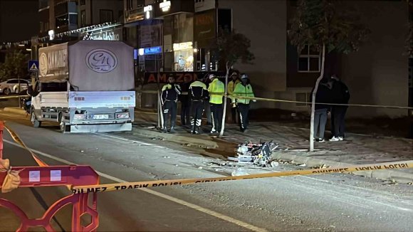 POLİSTEN KAÇAN MOTOSİKLET, PARK HALİNDEKİ KAMYONETE ÇARPTI: 1 ÖLÜ 1 YARALI