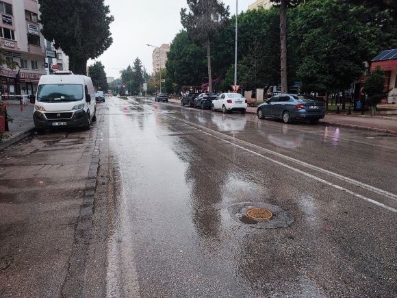 METEOROLOJİNİN KUVVETLİ YAĞIŞ UYARISI YAPTIĞI ADANA’DA YAĞMUR BAŞLADI