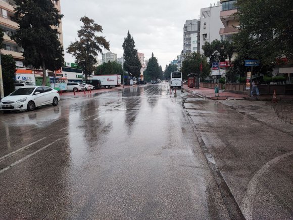 METEOROLOJİNİN KUVVETLİ YAĞIŞ UYARISI YAPTIĞI ADANA’DA YAĞMUR BAŞLADI