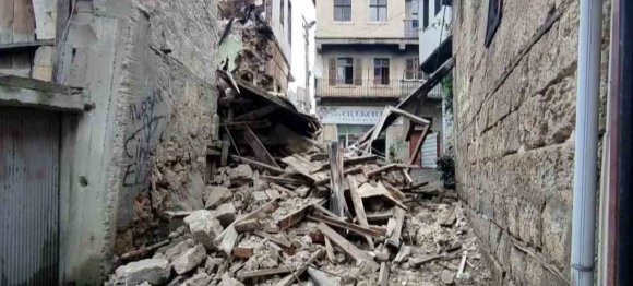 DAHA ÖNCE YANGINDA ZARAR GÖREN ESKİ BİNA YAĞIŞLI HAVADA ÇÖKTÜ