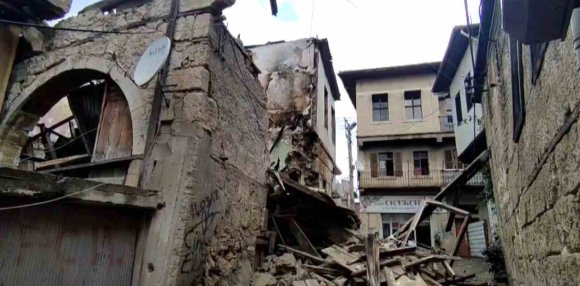 DAHA ÖNCE YANGINDA ZARAR GÖREN ESKİ BİNA YAĞIŞLI HAVADA ÇÖKTÜ