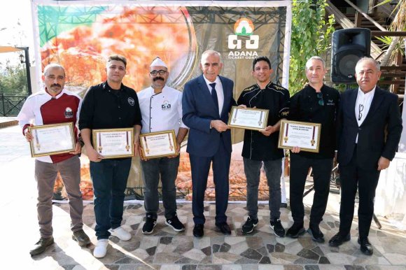 TESCİLLİ ADANA KEBABI USTALIK EĞİTİMİNİ 12’Sİ KADIN 50 KURSİYER BAŞARIYLA TAMAMLADI