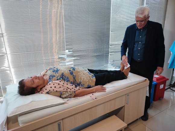 DÜŞTÜ BELİNİ ÇATLATTI, ALMANYA’DA ÇARE BULAMADI, ADANA’DA SAĞLIĞINA KAVUŞTU