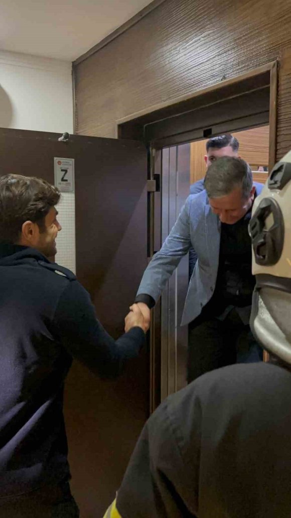 ASANSÖRDE MAHSUR KALAN VATANDAŞLARI İTFAİYE KURTARDI