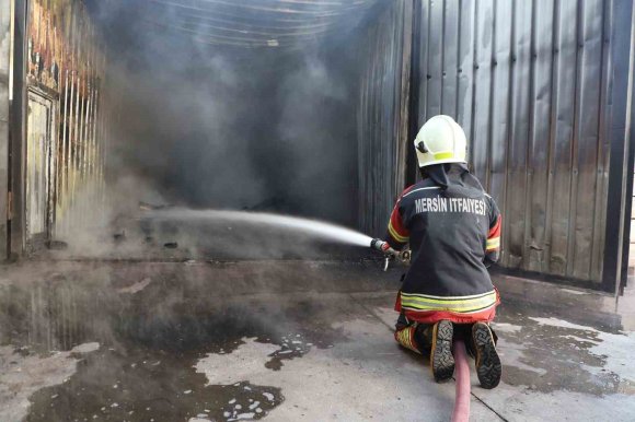 MERSİN’DE PALET İMALATHANESİNDE ÇIKAN YANGIN KONTROL ALTINA ALINDI
