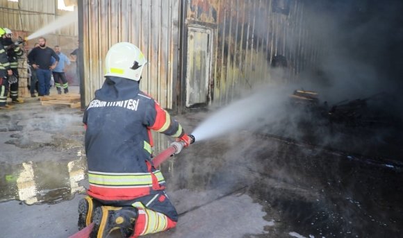 MERSİN’DE PALET İMALATHANESİNDE ÇIKAN YANGIN KONTROL ALTINA ALINDI