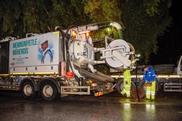 MERSİN BÜYÜKŞEHİR BELEDİYESİ VE MESKİ EKİPLERİ GECE BOYUNCA GÖREV YAPTI