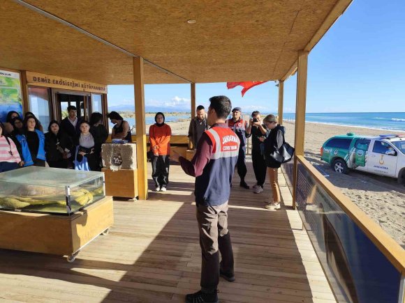 JANDARMA’DAN ÇEVRE KORUMA EĞİTİMİ VE KIYI TEMİZLİĞİ