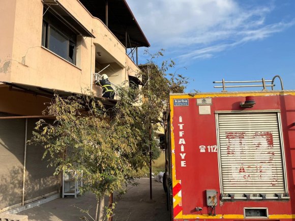 KIRIKHAN’DA ÇATIDA MAHSUR KALAN KEDİYİ İTFAİYE KURTARDI