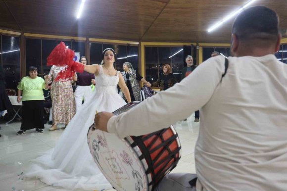 DOWN SENDROMLU EZGİ’NİN DÜĞÜN HAYALİ GERÇEK OLDU, MUTLULUĞUNA ORTAK OLAN POLİSLER YÜREKLERİ ISITTI