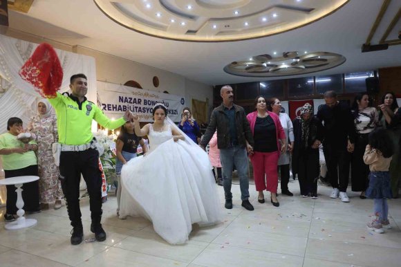 DOWN SENDROMLU EZGİ’NİN DÜĞÜN HAYALİ GERÇEK OLDU, MUTLULUĞUNA ORTAK OLAN POLİSLER YÜREKLERİ ISITTI