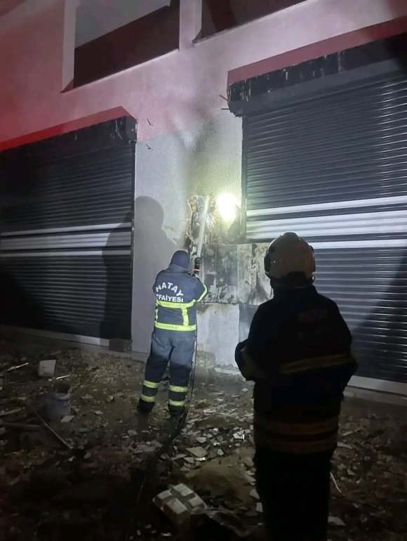 ANTAKYA’DA ELEKTRİK PANOSU YANDI