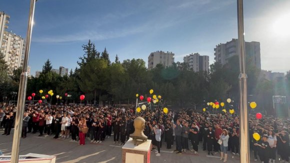ADANA’DA AYNI ANDA KANSERİ YENİP OKULA DÖNEN İKİ ÖĞRENCİ, BALONLARLA KARŞILANDI